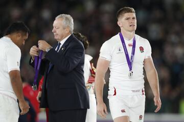 Owen Farrell de la selección inglesa recogiendo la medalla de segundo clasificado!