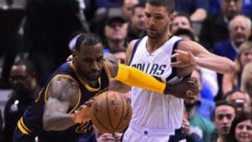 LeBron James (i) de Cavaliers ante Chandler Parsons (d) de Mavericks.