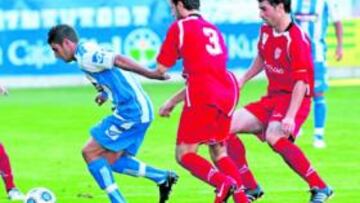 <b>APLAZADO. </b>El Izarra (de azul) se enfrenta al Compostela en partido aplazado por la gripe A.