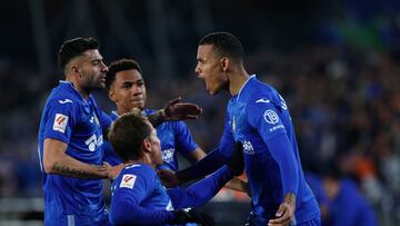 El delantero ingl¨¦s del Getafe CF Mason Greenwood, derecha, es felicitado tras marcar por los jugadores del Getafe.