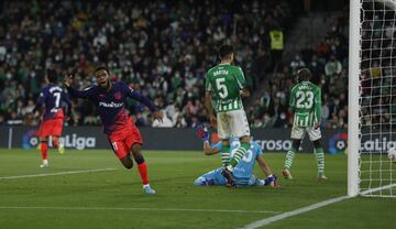 1-3. Thomas Lemar celebra el tercer gol.