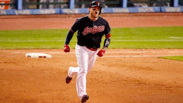 Roberto Pérez corre hacia una base durante el primer partido de las finales de las Series Mundiales entre los Cleveland Indians y los Chicago Cubs.
