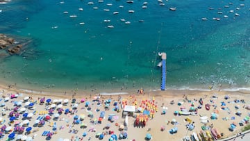 Numerosas personas disfrutan de un día de playa en la Costa Brava, a 30 de julio de 2023, en Tossa de Mar, Girona, Cataluña (España). Las playas españolas se llenan  de turistas para paliar el calor. De acuerdo con la información de la Agencia Estatal de Meteorología, los veranos en España se han ido calentando desde los años 80, con olas de calor cada vez más comunes e intensas. Los veranos son cada vez más largos, durando cinco semanas más y aumentando a un ritmo de nueve días por década.
30 JULIO 2023;VERANO;PLAYA;CALOR;TURISMO;ARENA;MAR;SOMBRILLA;BAÑISTAS;TURISTAS;SOL;TOMAR EL SOL;BAÑARSE;CATALUNYA;BARCAS;BARCOS;
Lorena Sopêna / Europa Press
30/07/2023