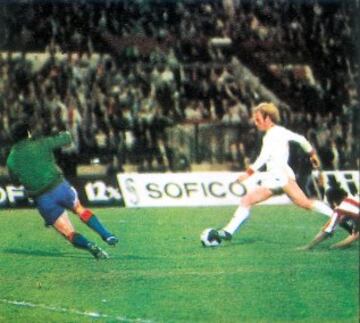 El 17 de mayo de 1974 se disputó en Heysel el segundo partido de la final de la Copa de Europa entre el Bayern Múnich y el Atlético de Madrid. Hoeness ante Reina marca el 4-0