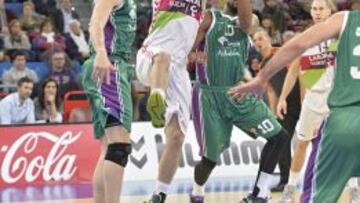 Fernando San Emeterio ante Carlos Suárez.