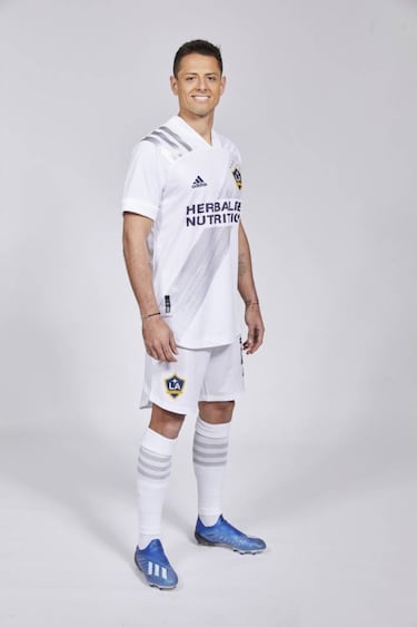 LA Times shows pictures of Chicharito with LA Galaxy kit