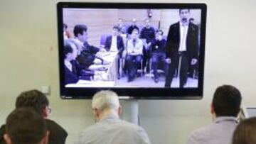 DECLARACIÓN. En la pantalla, Jesús Manzano declara, con Eufemiano, Labarta y Belda detrás.