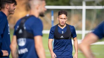 Emre Mor, junto a Jozabed y David Junc&agrave;, durante un entrenamiento del Celta en A Madroa. 