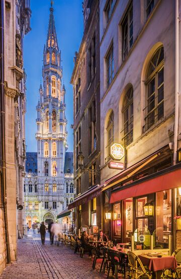 Comida: desde las 12:00 hasta las 13:30 horas | Cena: desde las 18:30 hasta las 19:30 horas. En la foto, al fondo el Ayuntamiento de Bruselas en la Grand Place.
