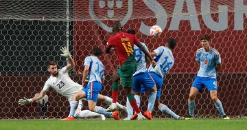 William Carvalho y Unai Simón.