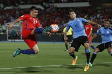 El jugador de la seleccion chilena Gary Medel, izquierda, juega el balon durante el partido clasificatorio al mundial de Rusia 2018 contra uruguaya disputado en el estadio Nacional de Santiago, Chile.