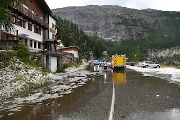 La etapa 19 del Tour de 2019 tuvo que ser neutralizada y suspendida en marcha por primera vez en su historia. Las fuertes tormentas hab¨ªan provocado que las carreteras se convirtieran en r¨ªos y desprendimientos de tierra peligrosos que imped¨ªan el paso a los ciclistas. Ese Tour lo gan¨® Bernal.