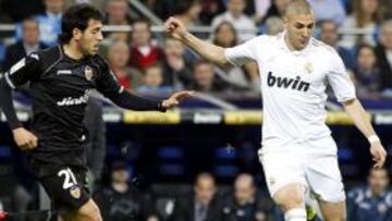 Benzema frente a Parejo en el último partido Madrid-Valencia.