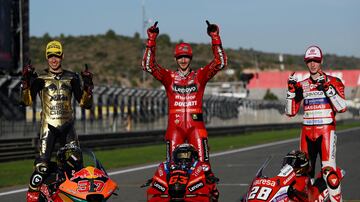 El campeón del mundo de Moto2, Augusto Fernández, el campeón del mundo de MotoGP, el piloto italiano de Ducati, Francesco Bagnaia, y el campeón del mundo de Moto3, el piloto español del equipo Aspar Gaviota GASGAS Izan Guevara, posan para las fotos después de la carrera del Gran Premio de MotoGP de Valencia en el Ricardo