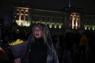 Miles de personas se han acercado al palacio de Buckingham para despedirse de la reina Isabel II.