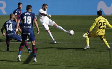 Real Madrid 2-0 Huesca | Centro de Lucas Vázquez desde la derecha que recibió Benzema en el segundo palo, la embolsa con el pecho y le pegó cruzado para batir a Andrés.