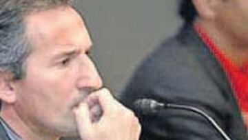 <b>MUY SERIO. </b>Begiristain y Rijkaard hablaron con los medios.