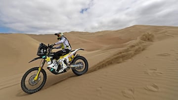 AREQUIPA, PERU - JANUARY 13: Rockstar Energy Husqvarna Factory Racing No. 6 Motorbike ridden by Pablo Quintanilla of Chile competes in the desert on the sand during Stage Six of the 2019 Dakar Rally between Arequipa and San Juan de Marcona on January 13, 2019 near Arequipa, Peru. (Photo by Dean Mouhtaropoulos/Getty Images)