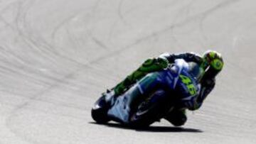 Rossi manda y Márquez arranca con caída, pero está en la pelea