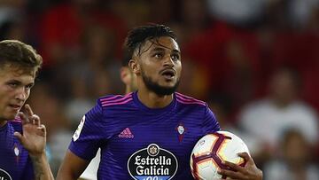 Sofiane Boufal corre con el balón en la mano después de marcar ante el Sevilla en el Sánchez Pizjuán.