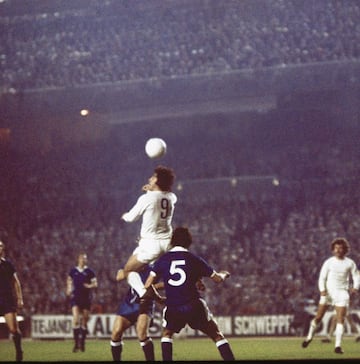 Santillana remata de cabeza en una jugada del Real Madrid-Derby County de vuelta de octavos de final de la Copa de Europa el 5 de noviembre de 1975.