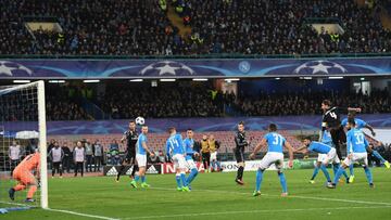 Sergio Ramos, marcando el 1-2 ante el Nápoles en San Paolo.