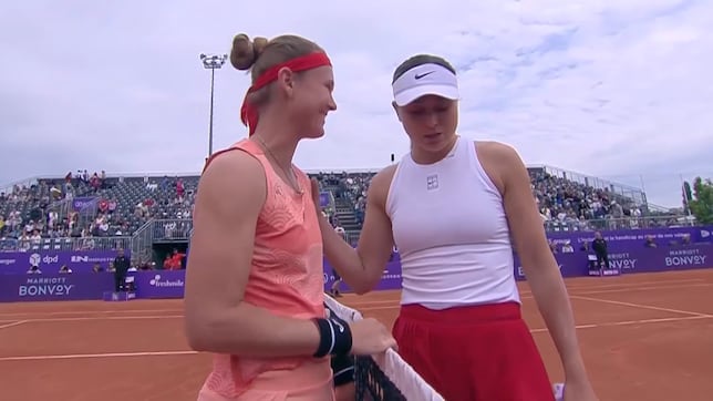 Badosa avanza en su regreso por retirada de Bouzkova