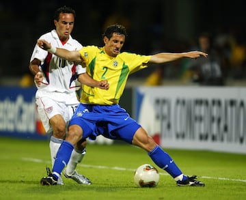 Recordado en España por su paso por el Villarreal y el Barcelona. Con el club blaugrana llegó a ganar dos Ligas, dos Supercopas de España y, sobre todo, una UEFA Champions League en el año 2006. Con Brasil ha llegado a jugar en 52 ocasiones. Actualmente entrena al equipo sub-20 del São Paulo F.C.