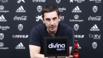 Gary Neville en rueda de prensa.