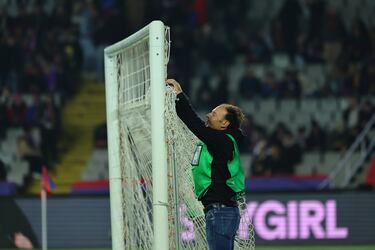 El partido entre el Barcelona y el Osasuna fue suspendido por el fallecimiento del médico del equipo, Carles Miñarro. La noticia se supo minutos antes del encuentro, y fue el mismo presidente del Barça, Joan Laporta, el que bajó al vestuario para comunicar a los jugadores que el partido no se disputaría.