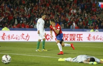 Tras el incidente del Rey Arturo, la Roja aplastó a Bolivia y sacó boleto de candidato. Aránguiz en dos oportunidades, Sánchez, Medel y un autogol estructuraron el 5-0. 