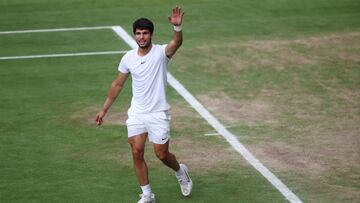 Wimbledon (United Kingdom), 16/07/2023.- Carlos Alcaraz of Spain celebrates after winning his Men's Singles final match against Novak Djokovic of Serbia at the Wimbledon Championships, Wimbledon, Britain, 16 July 2023. (Tenis, España, Reino Unido) EFE/EPA/ISABEL INFANTES EDITORIAL USE ONLY
