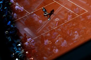 La creatividad de los fot¢grafos a veces no tiene l¡mites, como puede verse en esta instant nea de Julien de Rosa en Roland Garros. El reportero gr fico captur¢ el momento en el que Coco Gauff devuelve de revs a Anna Karolina Schmiedlova, fundiendo una imagen de la pista con un reflejo del p£blico que abarrotaba la Philippe-Chatrier. 