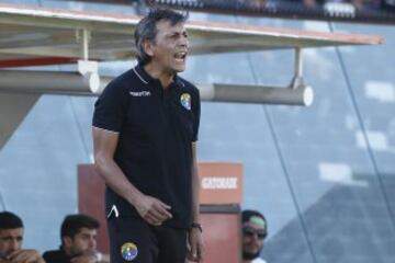 Futbol, Futbol, Colo Colo vs Audax Italiano. 
Segunda fecha, campeonato de Clausura 2016/17.
El entrenador de Audax Italiano Hugo Vilches da instrucciones a sus jugadores durante el partido de primera division disputado contra Colo Colo en el estadio Monumental de Santiago, Chile.
12/02/2017
Felipe Zanca/Photosport
*************

Football, Colo Colo vs Audax Italiano.   Second date, Closure Championship 2016/17.
Audax Italiano's manager Hugo Vilches instructs his players during the first division football match played against Colo Colo at the Monumental stadium in Santiago, Chile.
12/02/2017.
Felipe Zanca/Photosport