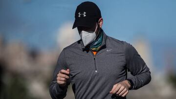 Una persona corre con una mascarilla.