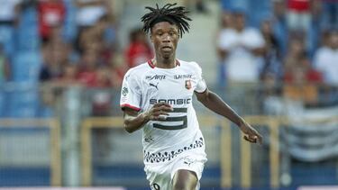 Camavinga conduce el balón en un partido con el Rennes.