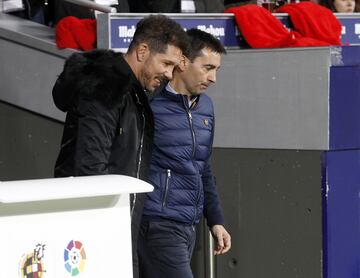 Saludo de los entrenadores Simeone y Garitano