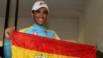 <b>CON ESPAÑA. </b>Contador posó ayer para AS en su hotel, antes de la etapa, con la bandera nacional.