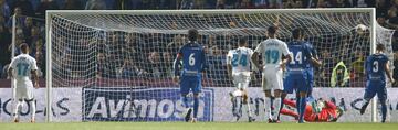 0-2. Lucas V¨¢zquez marc¨® el segundo gol de penalti.