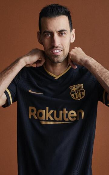 El Fútbol Club Barcelona ha presentado la que será la segunda equipación para la temporada 2020/21. La indumentaria ha sido presentada bajo el ‘Los colores van por dentro’ ya que el negro es el color protagonista de esta equipación.