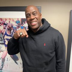 Magic Johnson presume anillo de campeonato de MLS de LAFC
