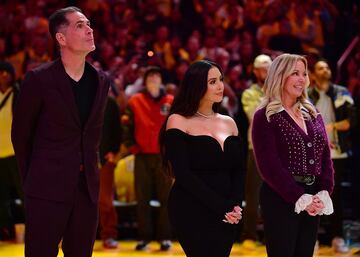 Pelinka (gerente general de Los Angeles Lakers), Vanessa Bryant  y Jeanie Buss (propietaria mayoritaria del equipo de baloncesto profesional de Los Angeles Lakers).