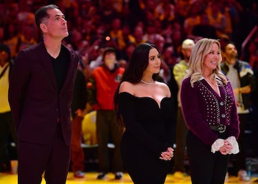 Pelinka (gerente general de Los Angeles Lakers), Vanessa Bryant  y Jeanie Buss (propietaria mayoritaria del equipo de baloncesto profesional de Los Angeles Lakers).