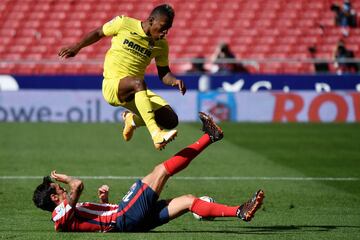 Pervis Estupiñán salta por encima del defensor del Atlético de Madrid Stefan Savic.