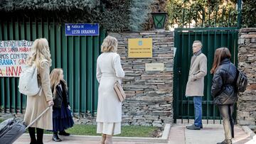 Varias personas en la puerta de la embajada de Ucrania tras ser acordonada, a 2 de diciembre de 2022, en Madrid (Espa?a). La Embajada de Ucrania en Madrid ha sido acordonada y desalojada tras recibir un nuevo paquete sospechoso con restos de sangre. El suceso tiene lugar dos d¨ªas despu¨¦s de que un trabajador de la Embajada de Ucrania en Madrid resultara herido leve al explotar una carta enviada a la legaci¨®n diplom¨¢tica
02 DICIEMBRE 2022;UCRANIA;EMBAJADA;PAQUETE SOSPECHOSO;MADRID;GUERRA
Carlos Luj¨¢n / Europa Press
02/12/2022