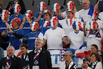 Un grupo de aficionados franceses, con caretas con los colores de la bandera de su pa¨ªs, animaron con
entusiasmo a su equipo en la Copa Davis en los partidos contra Australia, con derrota final. Un apoyo incondicional, teniendo en cuenta que las opciones ahora de pasar a la fase final para ellos son muy remotas.