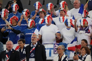 Un grupo de aficionados franceses, con caretas con los colores de la bandera de su país, animaron con
entusiasmo a su equipo en la Copa Davis en los partidos contra Australia, con derrota final. Un apoyo incondicional, teniendo en cuenta que las opciones ahora de pasar a la fase final para ellos son muy remotas.