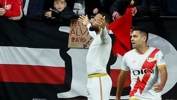 MADRID, 29/10/2023.- El delantero del Rayo VAllecano Tiago ManuelDias Correia "Bebe" celebra su gol ante la Real Sociedad, el segundo del equipo, durante el partido correspondiente a la jornada 11 de LaLiga que disputan Rayo Vallecano y Real Sociedad este domingo en el Campo de Fútbol de Vallecas. EFE/ Rodrigo Jimenez
