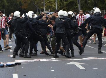 Los seguidores del Sporting de Gijón protagonizaron graves incidentes, con la policía, a la llegada del autobús del Sporting, en las inmediaciones del Molinón.