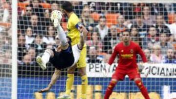 Negredo intenta un remate ante Musacchio.